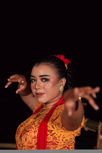Volto Feroce Una Donna Balinese Con Trucco Abito Tradizionale Arancione — Foto Stock