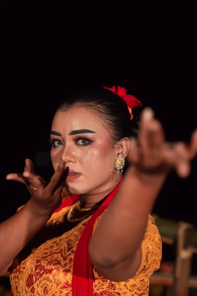 Cara Feroz Una Mujer Balinesa Con Maquillaje Vestido Naranja Tradicional —  Fotos de Stock