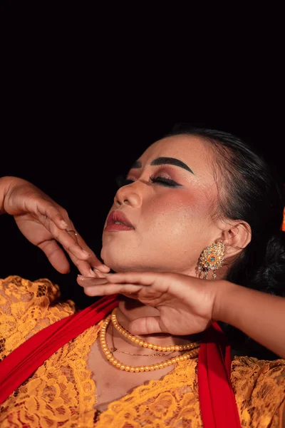 Cara Cerca Una Mujer Indonesia Con Maquillaje Vestido Naranja Mientras — Foto de Stock