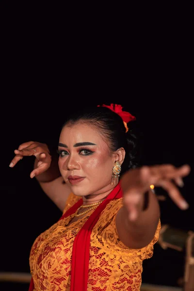 Volto Feroce Una Donna Balinese Con Trucco Abito Tradizionale Arancione — Foto Stock