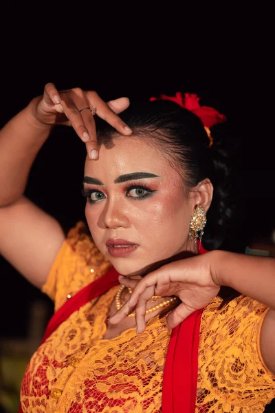 Zacięta Twarz Balijki Makijażem Tradycyjnej Pomarańczowej Sukience Czerwonym Szaliku Podczas — Zdjęcie stockowe
