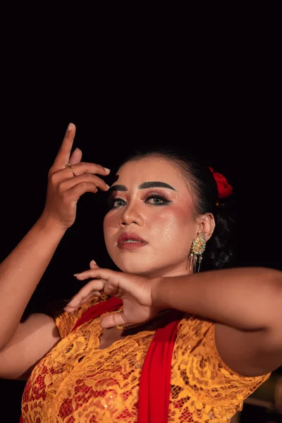 Rosto Feroz Uma Mulher Balinesa Com Maquiagem Vestido Laranja Tradicional — Fotografia de Stock