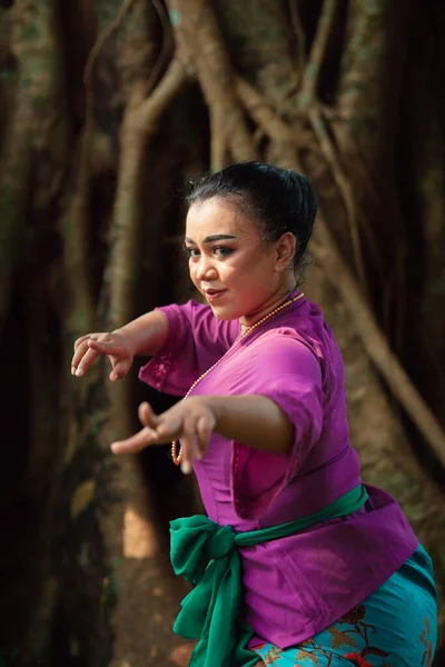 Сексуальна Азіатка Танцює Позі Одягнувши Прекрасну Фіолетову Сукню Зелений Пояс — стокове фото