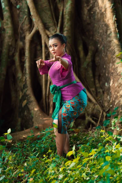Sexy Asiática Mujer Bailando Pose Mientras Lleva Hermoso Vestido Púrpura —  Fotos de Stock
