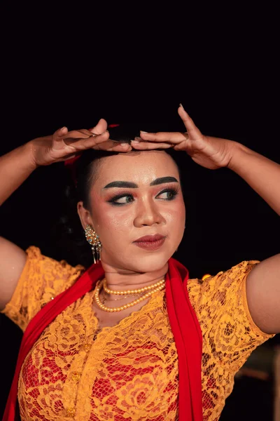 Großaufnahme Einer Indonesischen Frau Mit Make Und Orangefarbenem Kleid Während — Stockfoto