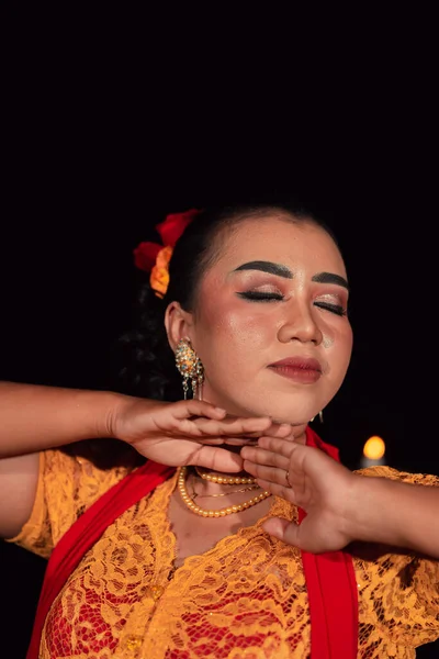 Close Rosto Uma Mulher Indonésia Com Maquiagem Vestido Laranja Enquanto — Fotografia de Stock