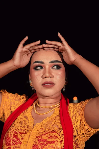 Cara Cerca Una Mujer Indonesia Con Maquillaje Vestido Naranja Mientras —  Fotos de Stock