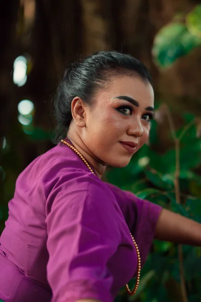 Cara Una Mujer Javanesa Con Maquillaje Vestido Púrpura Tradicional Llamado —  Fotos de Stock