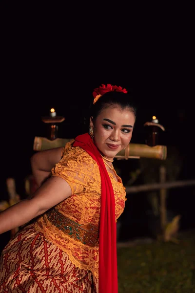 Азиатский Традиционный Танцор Оранжевом Платье Красным Шарфом Макияжем Выступающий Танцевальном — стоковое фото