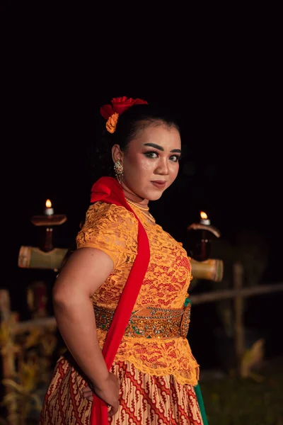 Азиатский Традиционный Танцор Оранжевом Платье Красным Шарфом Макияжем Выступающий Танцевальном — стоковое фото