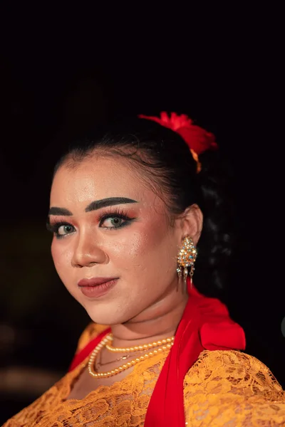 Κοφτερά Μάτια Ινδονήσιων Γυναικών Μέικ Φορώντας Πορτοκαλί Φόρεμα Στο Φεστιβάλ — Φωτογραφία Αρχείου