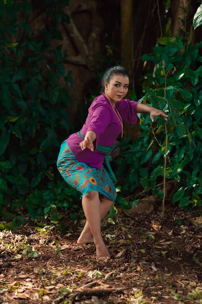 Mulher Sundanesa Sexy Com Vestido Roxo Dançando Frente Árvore Grande — Fotografia de Stock