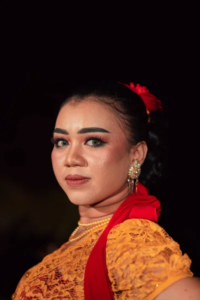 Endonezyalı Makyajlı Kadınların Keskin Gözleri Gece Dans Festivalinde Turuncu Bir — Stok fotoğraf