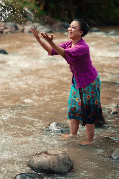 Uma Bela Mulher Asiática Lavando Mão Brincando Com Água Enquanto — Fotografia de Stock