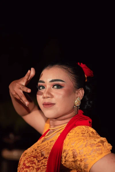 Sharp Gaze Indonesian Woman Makeup Her Face While Wearing Orange — Stock Photo, Image