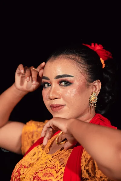 오렌지 드레스를 금귀고리를 인도네시아 화장을 — 스톡 사진
