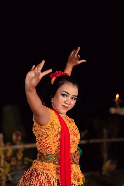 Een Aziatische Traditionele Danser Een Oranje Jurk Met Een Rode — Stockfoto