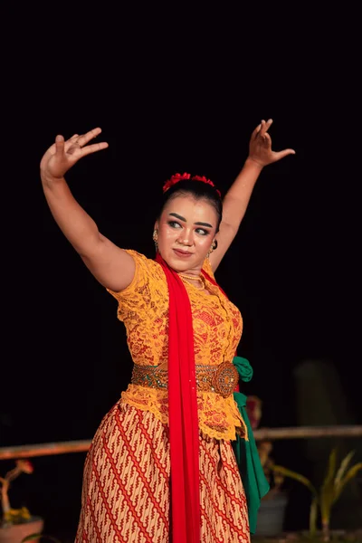 Μπαλί Γυναίκα Παραδοσιακό Πορτοκαλί Φόρεμα Χορεύει Ένα Κόκκινο Μαντήλι Ενώ — Φωτογραφία Αρχείου