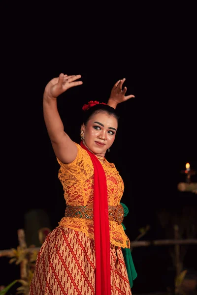 Balinka Tradycyjnej Pomarańczowej Sukience Tańcząca Czerwonym Szalikiem Podczas Tańca Nocy — Zdjęcie stockowe