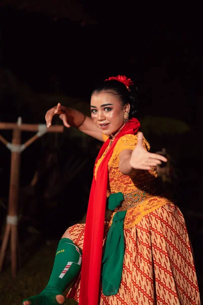Balinese Vrouw Traditionele Oranje Jurk Dansen Met Een Rode Sjaal — Stockfoto