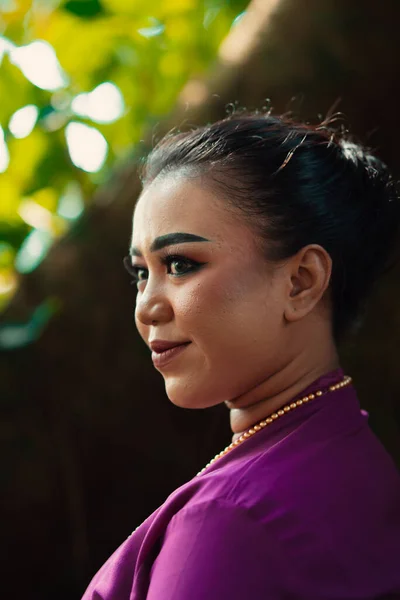 Mulher Indonésia Sorrindo Vestido Roxo Tradicional Enquanto Usava Maquiagem Jóias — Fotografia de Stock