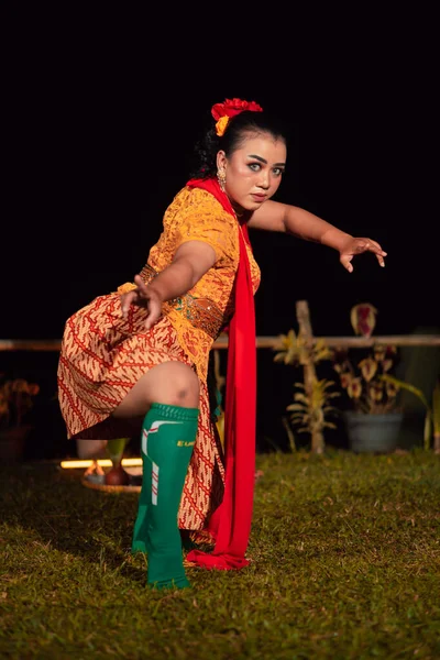 Balinesisk Kvinna Traditionell Orange Klänning Dans Med Röd Scarf När — Stockfoto