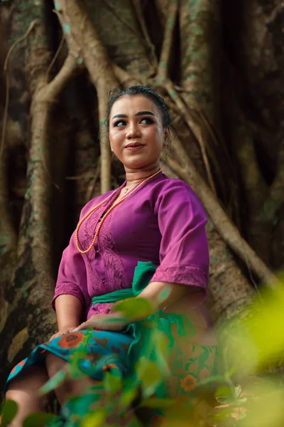 Одна Азіатка Чудово Сидить Великому Дереві Пурпуровій Сукні Коли Вдень — стокове фото