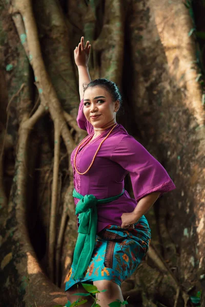 Asiatin Posiert Tanzend Dschungel Während Sie Ein Lila Kleid Und — Stockfoto