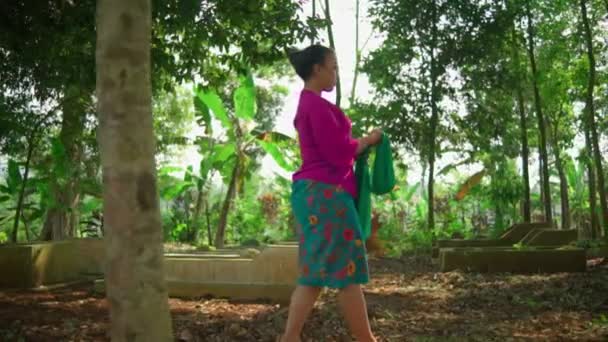 Индонезийская Женщина Ходит Зеленым Шарфом Руках Время Посещения Кладбища Какого — стоковое видео