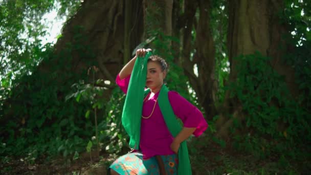Μια Γυναίκα Από Την Ιάβα Κρατάει Πράσινο Φουλάρι Ενώ Άνεμος — Αρχείο Βίντεο