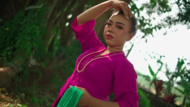 Bali Dalam Gaun Merah Muda Menikmati Dan Menari Dalam Hutan — Stok Video
