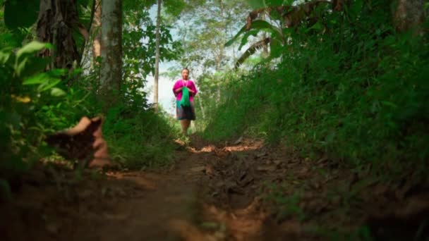 Ασιάτισσα Που Περπατά Μέσα Στο Δάσος Κρατώντας Ένα Πράσινο Φουλάρι — Αρχείο Βίντεο