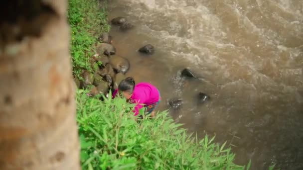 Красива Азіатка Миє Руки Бамбуковому Душові Біля Річки Вдягаючи Рожеву — стокове відео