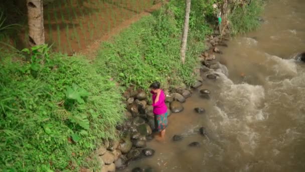 Ασιάτισσα Γυναίκα Περπατά Στην Άκρη Του Ποταμού Ενώ Φοράει Ένα — Αρχείο Βίντεο