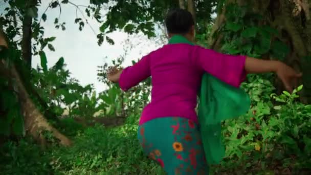 Femeie Asiatică Sexy Dansând Într Rochie Roz Eșarfă Verde Într — Videoclip de stoc