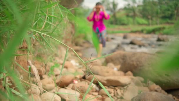 Wanita Asia Berjalan Tepi Sungai Sambil Mengenakan Gaun Merah Muda — Stok Video
