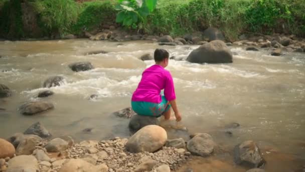 Wanita Indonesia Mencuci Tangannya Sungai Sambil Mengenakan Gaun Merah Muda — Stok Video