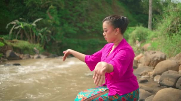 Mujer Balinesa Lavando Limpiando Collar Oro Roca Río Mientras Usa — Vídeos de Stock
