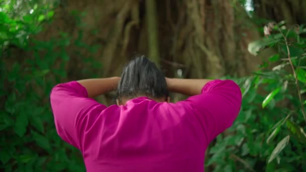Seorang Wanita Asia Yang Cantik Melakukan Ritual Menari Sambil Mengenakan — Stok Video