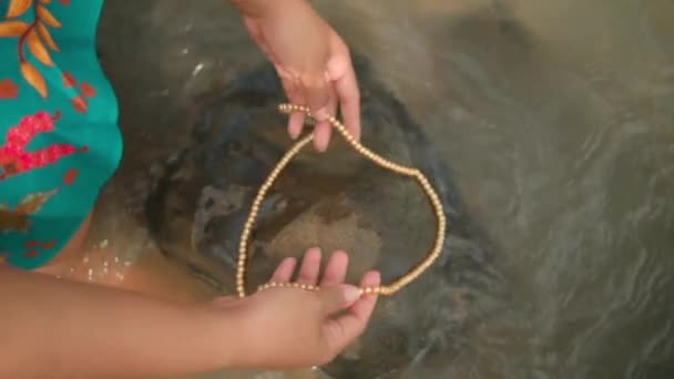 Μπαλί Γυναίκα Πλύσιμο Και Τον Καθαρισμό Του Χρυσού Κολιέ Στο — Αρχείο Βίντεο