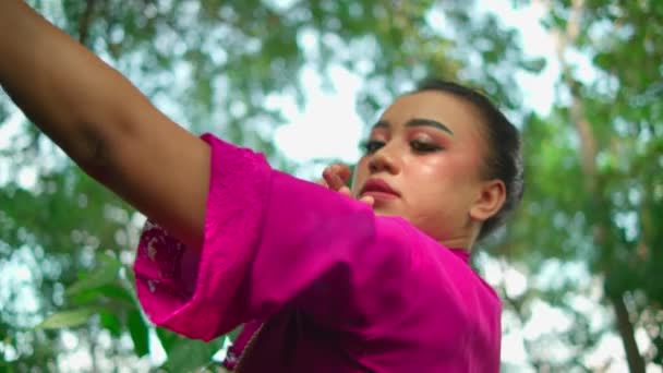 Krásná Asijská Žena Dělá Taneční Rituál Při Nošení Růžové Šaty — Stock video