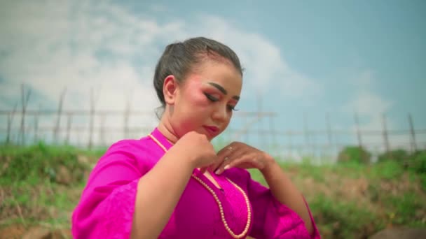 Азиатка Снимает Украшения Шеи Время Ношения Розового Платья Макияжа Возле — стоковое видео