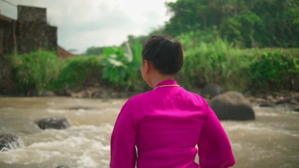 Azjatka Zdejmuje Biżuterię Szyi Nosząc Różową Sukienkę Makijaż Nad Rzeką — Wideo stockowe