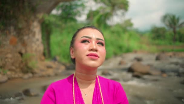 Makyajlı Pembe Elbiseli Asyalı Kadınlar Nehir Kenarındaki Köy Manzarasının Keyfini — Stok video