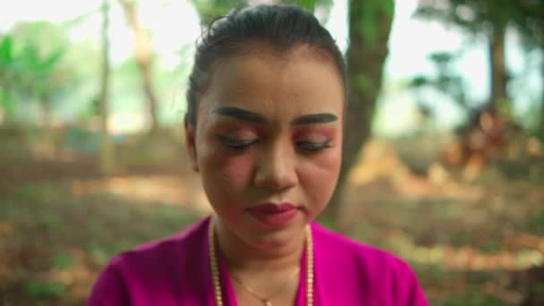 Pembe Elbiseli Bir Cavalı Kadın Gün Işığında Köyün Içinde Boynuna — Stok video
