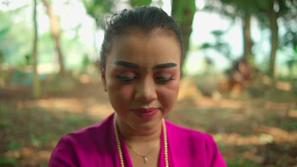 Pembe Elbiseli Bir Cavalı Kadın Gün Işığında Köyün Içinde Boynuna — Stok video