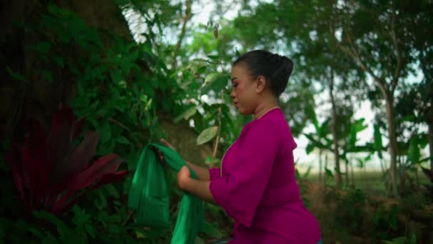 Wanita Asia Meletakkan Syal Hijau Tanah Antara Daun Hijau Sebelum — Stok Video