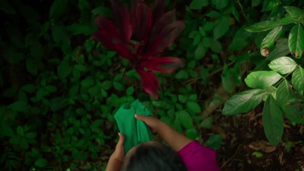 Азиатские Женщины Положили Зеленый Шарф Землю Между Зелеными Листьями Перед — стоковое видео