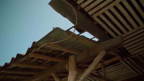 昼間は赤竹で作られた古民家が立ち並ぶ村 — ストック動画