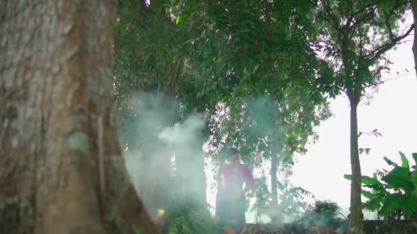 Azjatka Tańcząca Pobliżu Dymu Płonących Śmieci Tradycyjnej Różowej Sukience Wewnątrz — Wideo stockowe